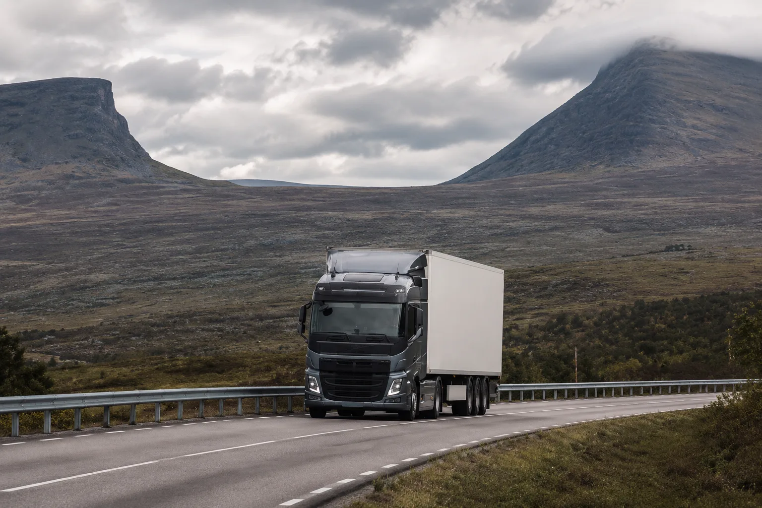 Camion sur la route, transport et logistique